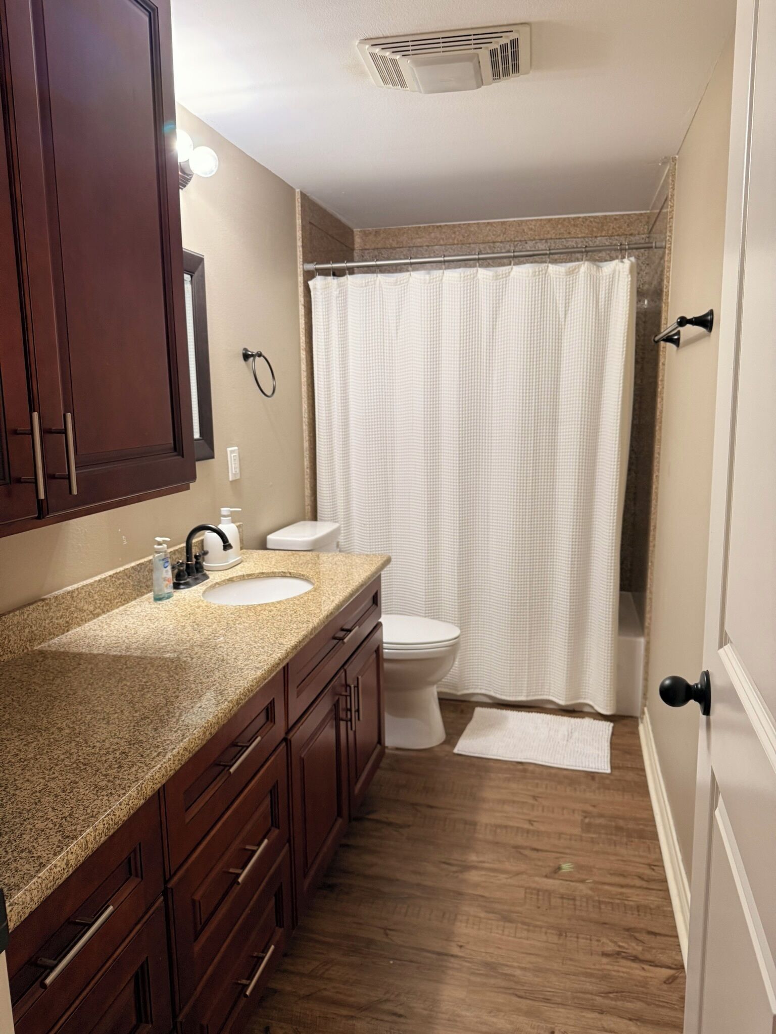 Suihkun ja ammeen yhdistelmä, pyyhkeet, saippua, vessapaperi