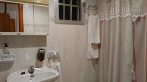 Jetted tub, bidet, towels