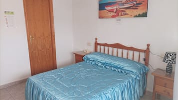 Habitación doble superior, 1 cama doble | Tabla de planchar con plancha, wifi gratis, ropa de cama