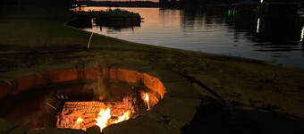 3 BR Lake Retreat King Bed, Deep Water Docks, & High Speed Wi-Fi