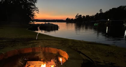 3 BR Lake Retreat King Bed, Deep Water Docks, & High Speed Wi-Fi