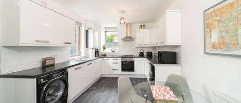 冰箱、微波炉、烤箱、炉灶