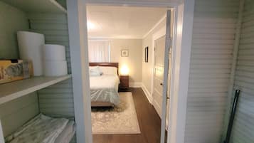 1 habitación, tabla de planchar con plancha, wifi gratis y ropa de cama