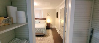 Vintage One Bedroom with Living/Kitchen