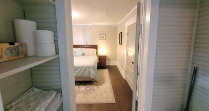 Vintage One Bedroom with Living/Kitchen