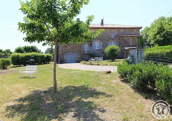 Gßte de la Tour à St-Jean-de-Touslas / Beauvallon (RhÎne, Sud-Ouest Lyonnais, proximité Givors et département Loire) : la maison et son jardin clos avec arbres et arbustes.