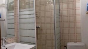 A bathroom with a glass shower enclosure, a white sink, and a toilet. - 2-room apt, 4 pers, south-facing with balcony in Valloire (Valloire)