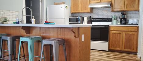 Réfrigérateur, four à micro-ondes, un four, surface de cuisson