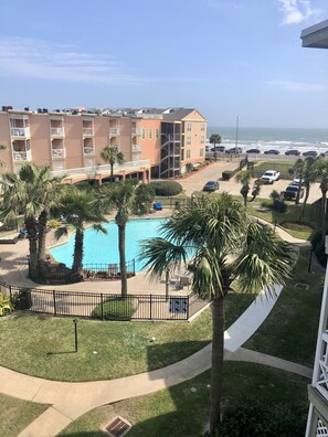 Exterior - Top floor oceanview condo - fully renovated (Galveston)