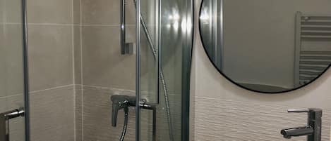Regadera, toallas, papel de baño
