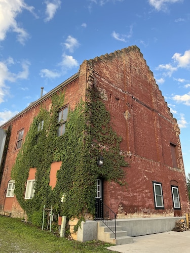 Brick & Vine Suite - Newly Remodeled!