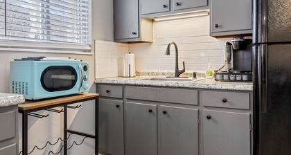 2 Bed Townhome w/ Backyard and Laundry by StayLage