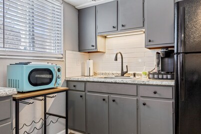 2 Bed Townhome w/ Backyard and Laundry by StayLage