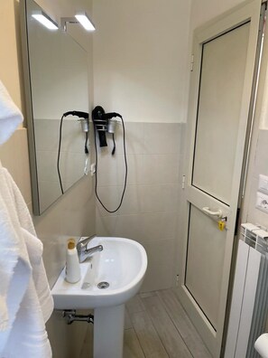 Doppia Standard, bagno in camera, vista cortile (Verdiana) | Interni
