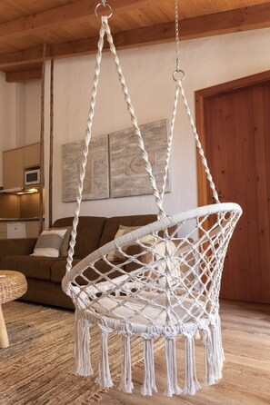 Fernseher, Tischtennisplatte, Bücher, Stereoanlage