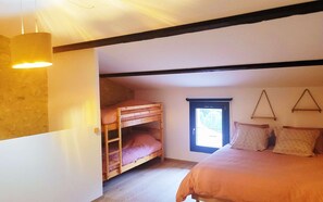 4 bedrooms, iron/ironing board, WiFi, bed sheets