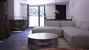 Tv, eldstad, ett bordtennisbord och böcker