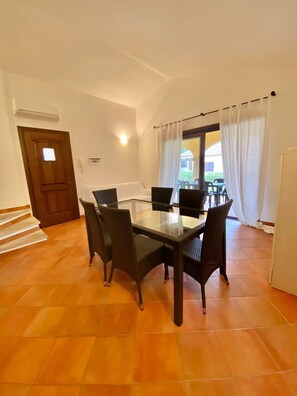 Dining - Villas Smeraldas Holiday In Sardinia (Sardegna)