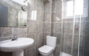 Douche, sèche-cheveux, serviettes fournies