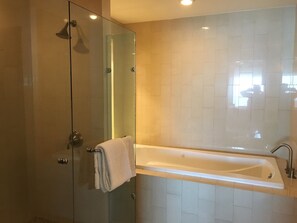 وحدات دش مع أحواض استحمام، صابون، شامبو، ورق حمّام