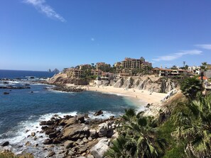 على الشاطئ، كراسي للتشمس، مناشف للشاطئ