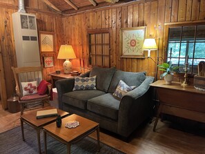 Books - Quaint and cozy log  and knotty pine cabin close to lakes. (Harrison)