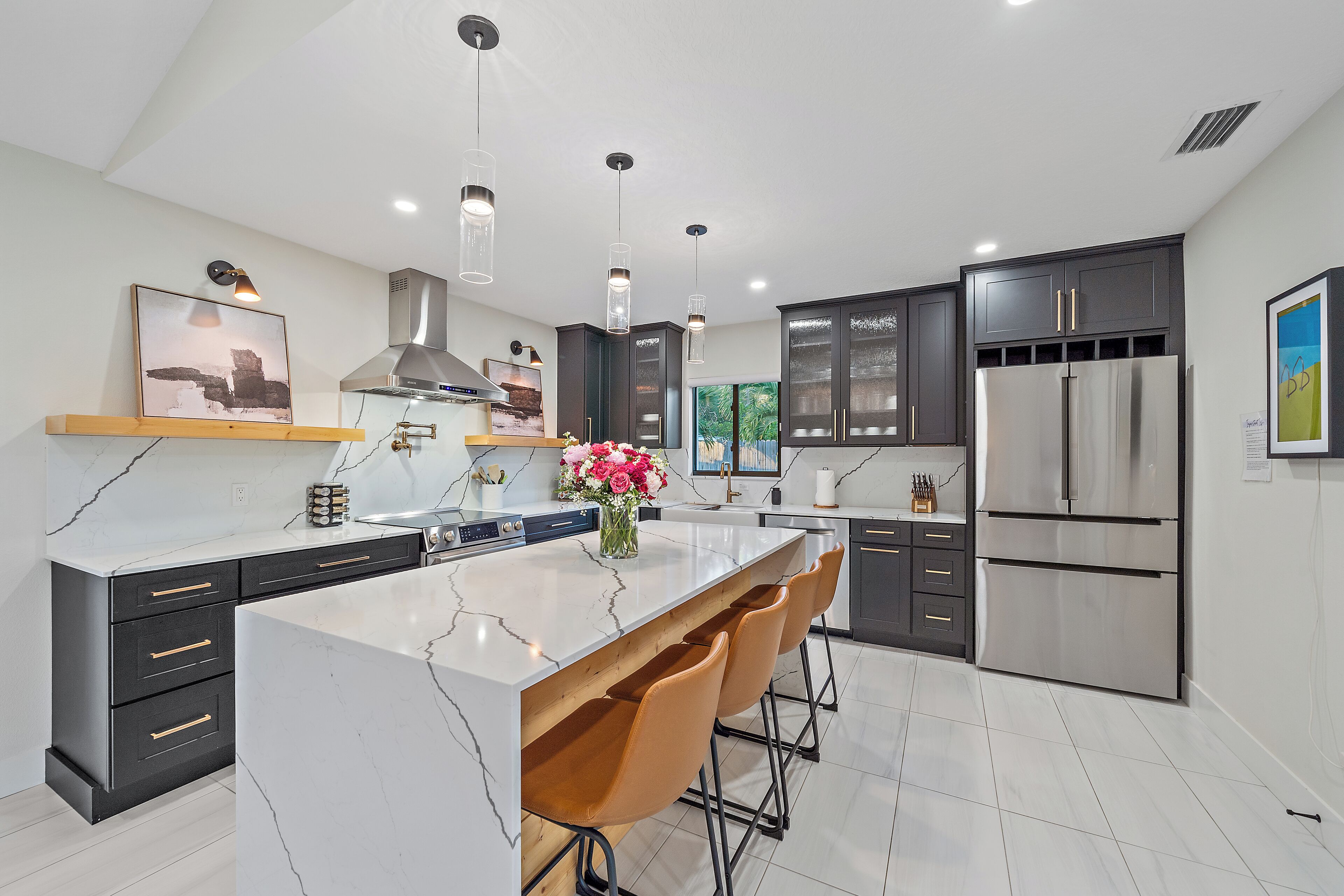 Jääkaappi, mikroaaltouuni, uuni, liesi