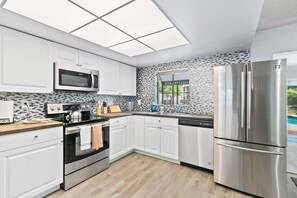 Geladeira, micro-ondas, fogão, cooktop