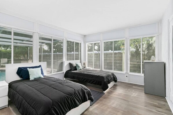 4 quartos, ferros/tábuas de passar roupa