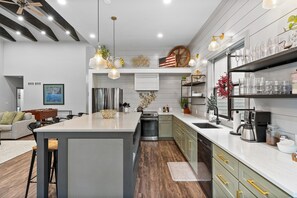 冷蔵庫、電子レンジ、オーブン、コンロ