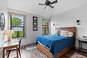 4 室のベッドルーム、デスク、アイロン / アイロン台、旅行用ベビーベッド