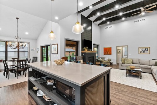 4Bed 3.5Ba Cozy New Construction! Close to Lake Geneva!