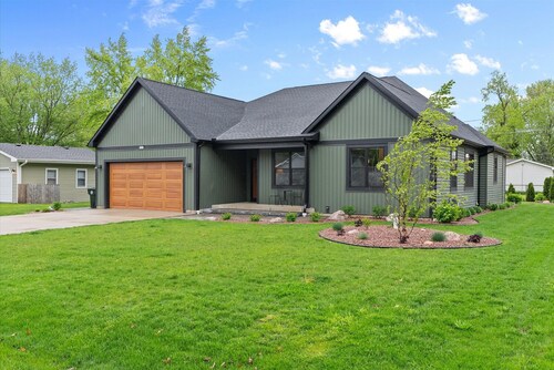 4Bed 3.5Ba Cozy New Construction! Close to Lake Geneva and Lake Elizabeth!