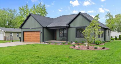 4Bed 3.5Ba Cozy New Construction! Close to Lake Geneva and Lake Elizabeth!