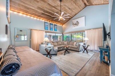 Poolside Golf Paradise: 2 King Bdrms: Beaches 15 Min: Game room: Tee, Sun & Fun