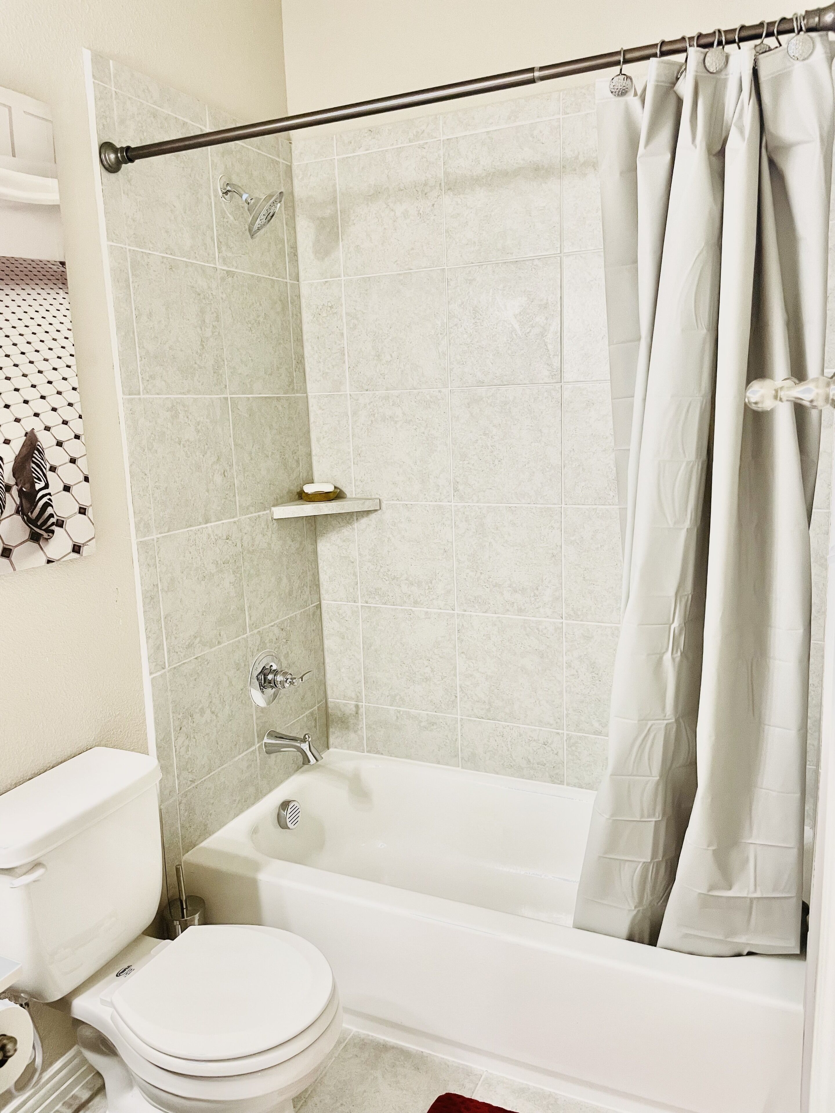 Un baño con bañera, inodoro y zona de ducha.