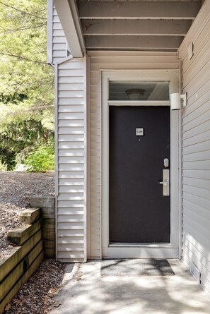 Exterior detail - Cozy Beach Front Condo | AC | Beach | Waterfront | (Traverse City)