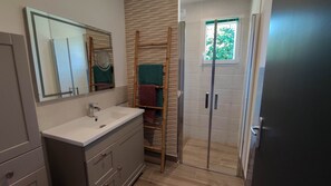 Dusche, Haartrockner, Handtücher, Toilettenpapier