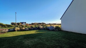 Property grounds - Quiet house a few minutes from the beach (Plovan)