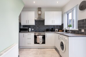 Shared kitchen - Fully Refurbished North Belfast Home 2 (Belfast)