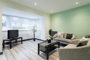House, Private Bathroom, City View | Lounge - Fully Refurbished North Belfast Home 2 (Belfast)