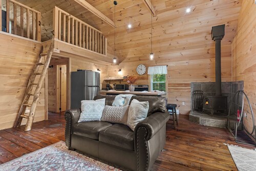 Golden Meadows spacious Cabin with Fire-pit, near all baseball camps