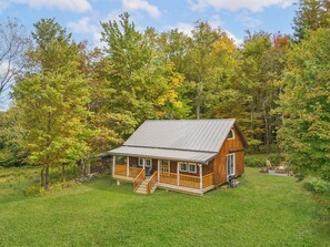 Exterior - Golden Meadows spacious Cabin with Fire-pit, near all baseball camps (Davenport)