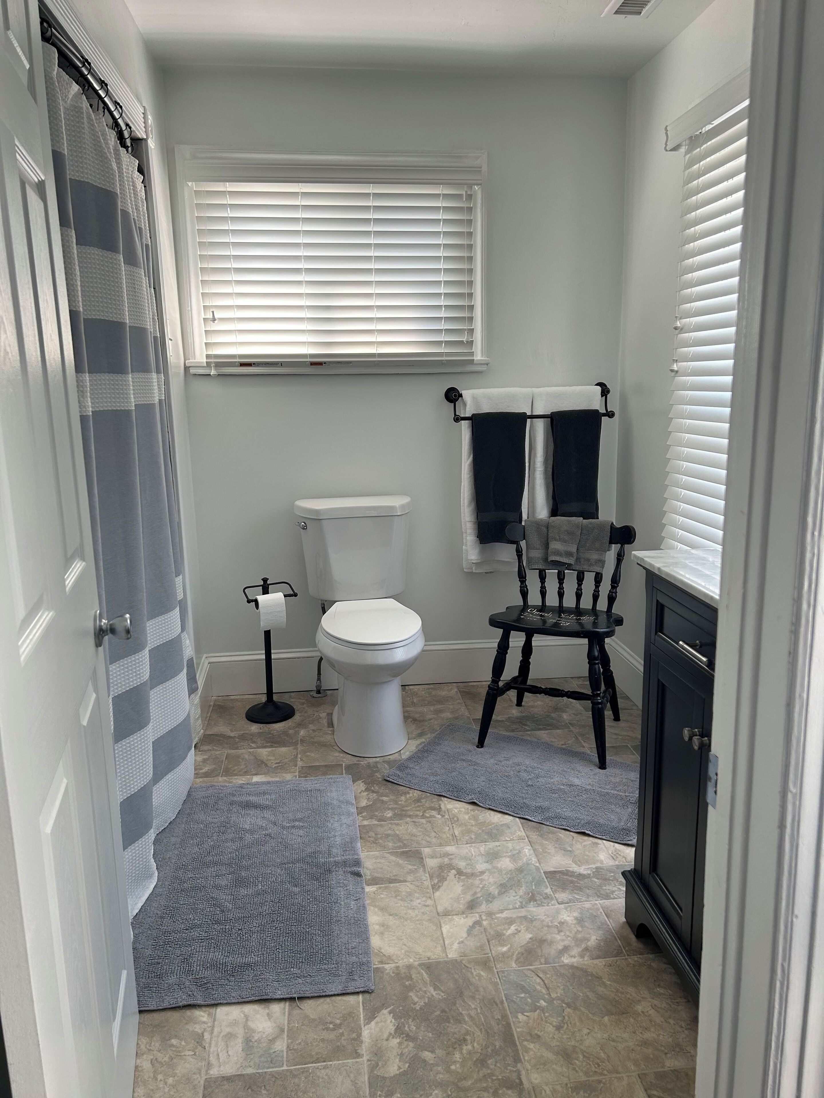 Haartrockner, Handtücher, Seife, Shampoo