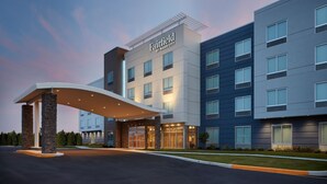 A Fairfield by Marriott hotel with a modern design, featuring a covered entrance and multiple floors. - Fairfield Inn & Suites by Marriott Middletown (Middletown)