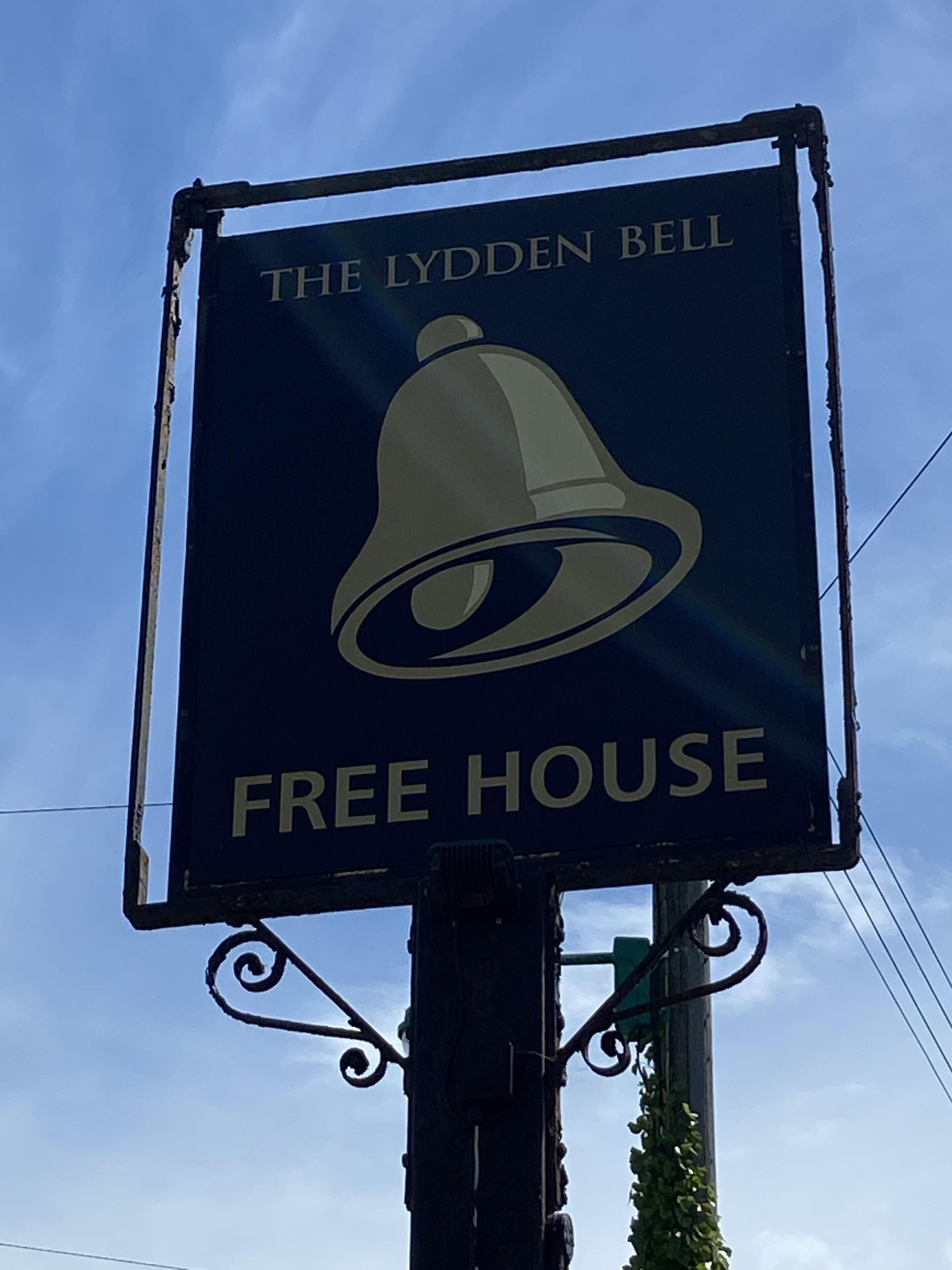 Schild für The Llydden Bell Free House.