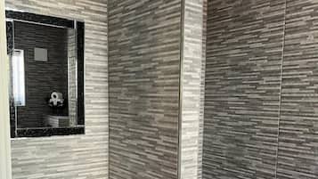 Premium Twin kamer, en-suite badkamer, uitzicht op binnenplaats | Badkamer