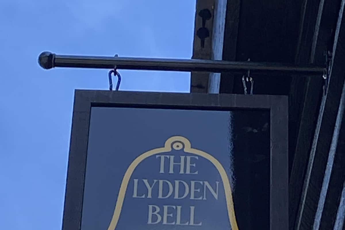 Ein Schild für 'The Llyden Bell B&B' mit dem Zeitraum von etwa 1522 bis 2022.
