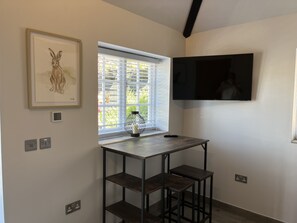 Habitació amb dos llits individuals prèmium, amb bany privat, vistes al pati | Interior