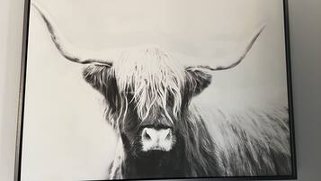 Fotografía en blanco y negro enmarcada de un yak.